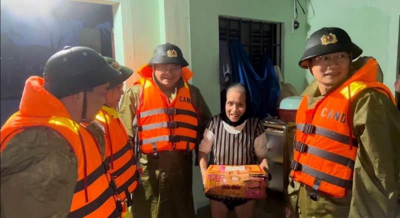 Giám đốc Công an Thừa Thiên-Huế tặng quà cho người dân vùng rốn lũ -0