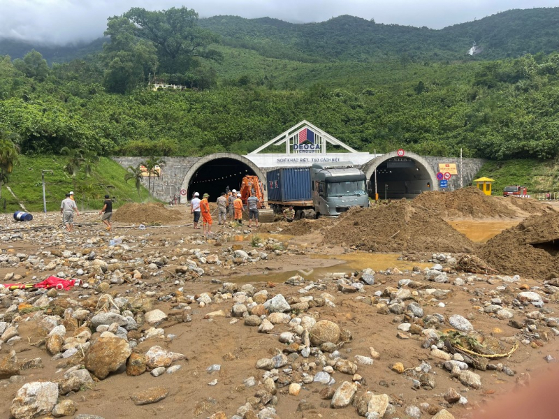 Đã thông hầm số 2 qua đèo Hải Vân  -1