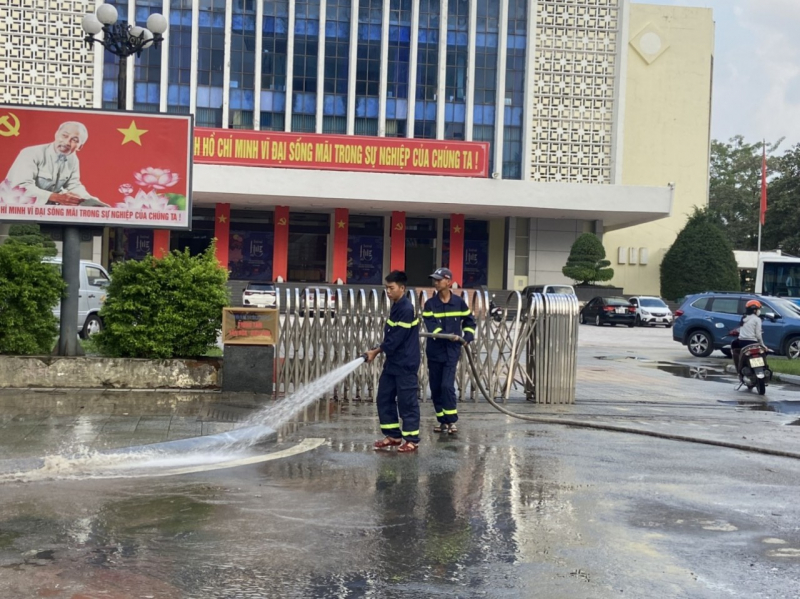 Cảnh sát chữa cháy cùng thu dọn bùn đất sau lũ trên đường phố Cố đô -0