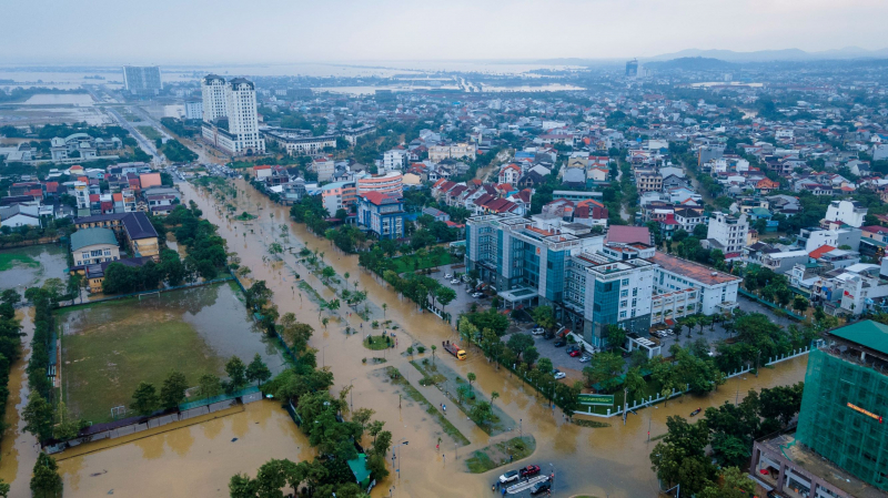 Cảnh sát chữa cháy cùng thu dọn bùn đất sau lũ trên đường phố Cố đô -0