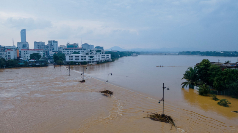 Cảnh sát chữa cháy cùng thu dọn bùn đất sau lũ trên đường phố Cố đô -0