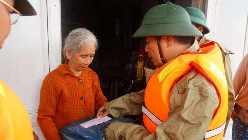 Chủ tịch tỉnh Thừa Thiên-Huế cảnh báo người dân không được chủ quan dù nước lũ đang xuống -0