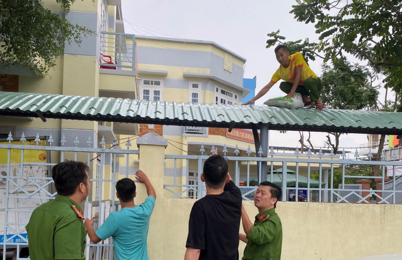 Nghẹn ngào tang lễ Trung úy Công an tử nạn trong trận mưa lũ -1