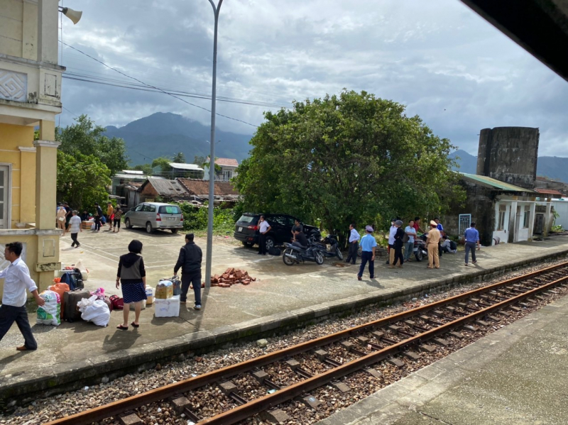 Đường sắt Bắc - Nam chính thức thông tuyến sau hơn ngày gián đoạn vì mưa lũ -0