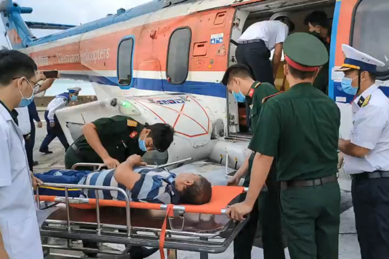 Trực thăng bay ra Trường Sa đưa bệnh nhân về Bệnh viện Quân y 175  -0
