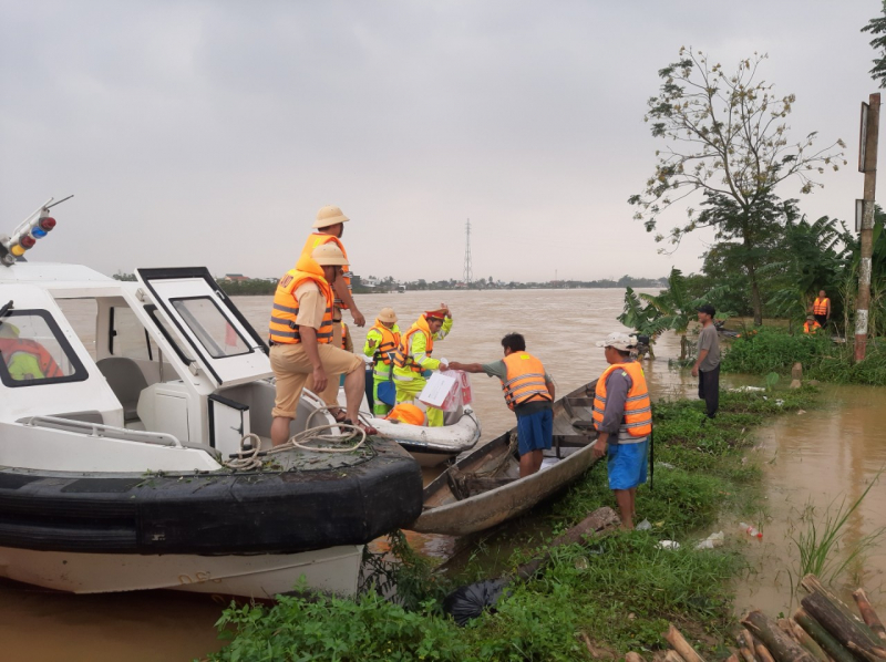 Những phần quà được Công an tỉnh Thừa Thiên-Huế kịp thời trao đến tay người dân vùng ngập lụt -0