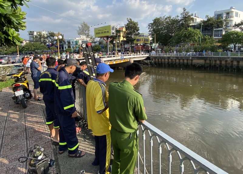 Ngâm dưới kênh hôi thối lặn tìm hung khí rồi tất tả leo cây xử lý tổ ong -0