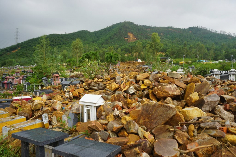 Đà Nẵng: Sạt lở vùi lấp hàng nghìn ngôi mộ tại khu vực Nghĩa trang Hòa Sơn  -1