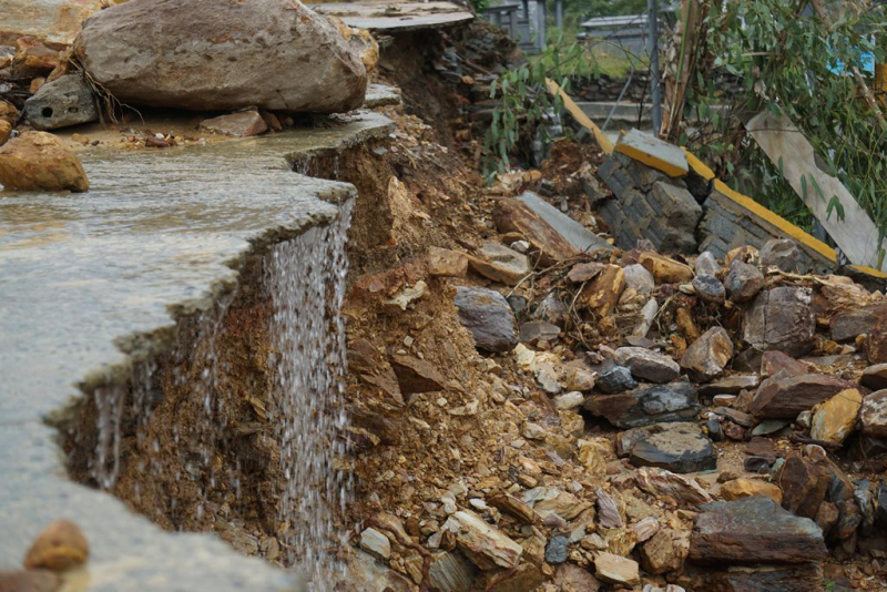 Đà Nẵng: Sạt lở vùi lấp hàng nghìn ngôi mộ tại khu vực Nghĩa trang Hòa Sơn  -3