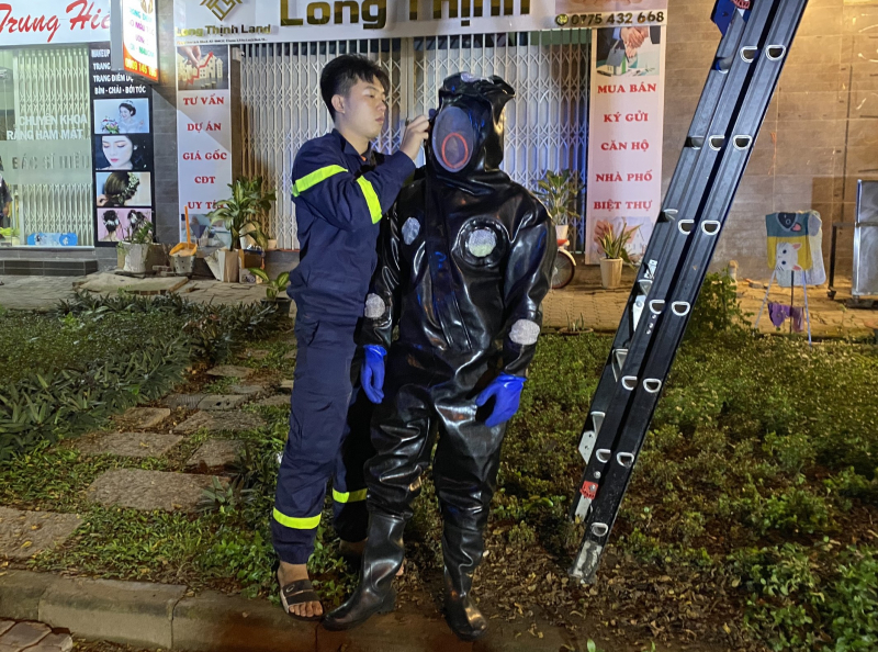 Ngâm dưới kênh hôi thối lặn tìm hung khí rồi tất tả leo cây xử lý tổ ong -0