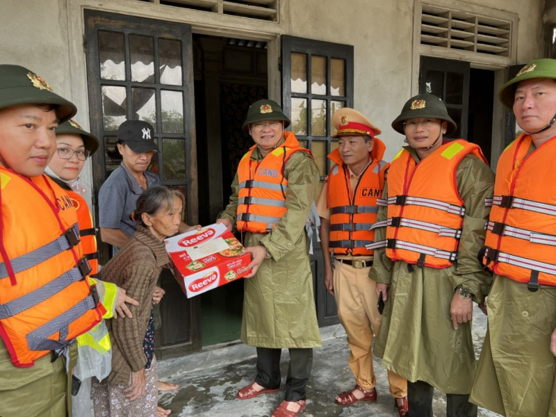 Những phần quà được Công an tỉnh Thừa Thiên-Huế kịp thời trao đến tay người dân vùng ngập lụt -0