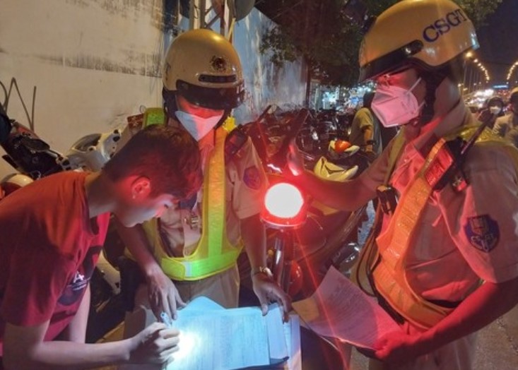 “Quái xế” nhí “giở luật” khi bị CSGT bắt giữ trong lúc so kè tốc độ -0