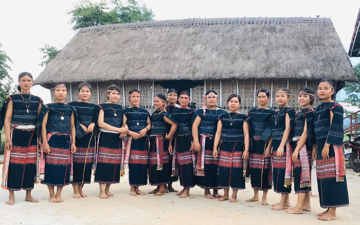 Trả nghĩa với buôn làng -0