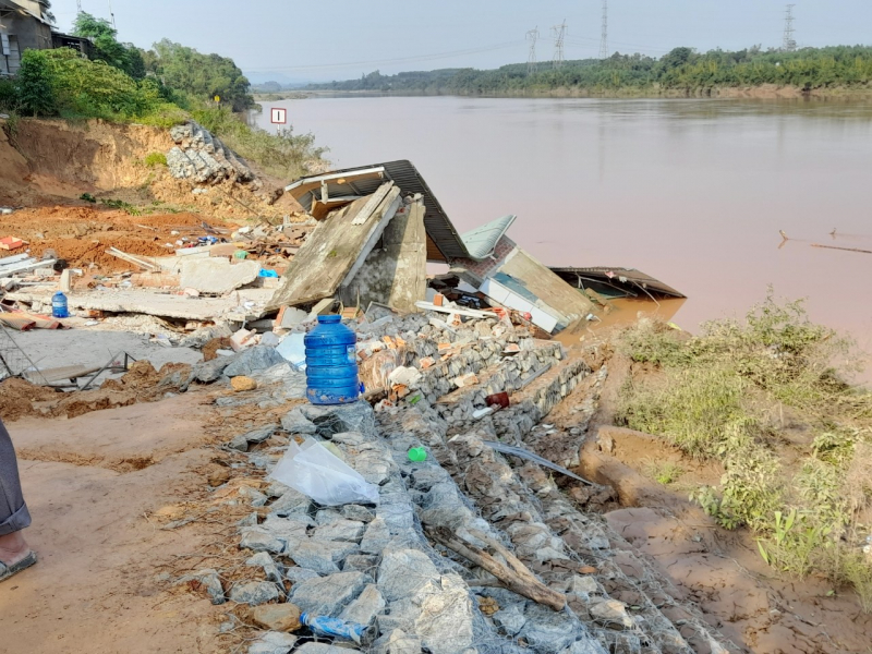 Lời kể của người dân sau vụ sập nhà bên sông Thạch Hãn -0