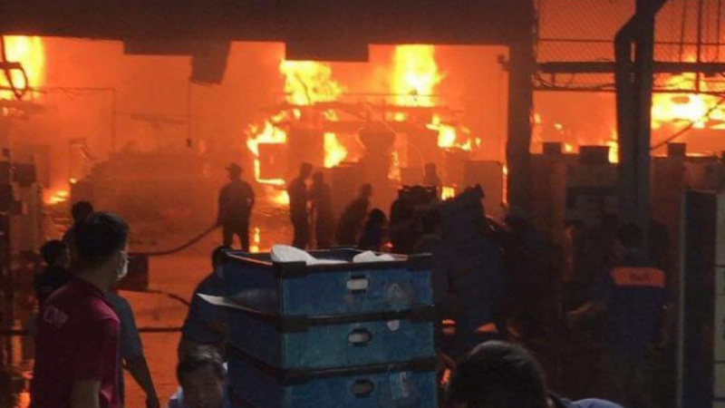 Cháy nhà xưởng khi công nhân đang làm việc -0