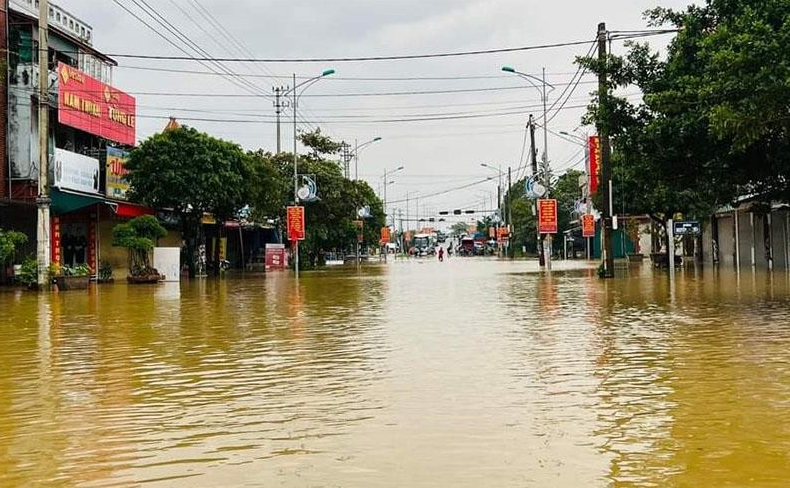 Nước rút chậm, hàng trăm hộ dân vẫn đang phải đối phó với lũ lụt  -0