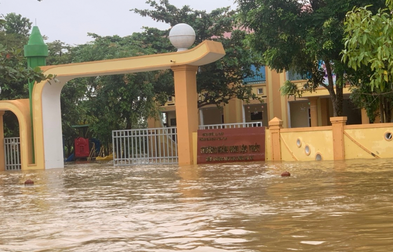 Nước rút chậm, hàng trăm hộ dân vẫn đang phải đối phó với lũ lụt  -0