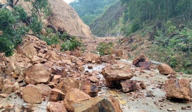 Nước rút chậm, hàng trăm hộ dân vẫn đang phải đối phó với lũ lụt  -0