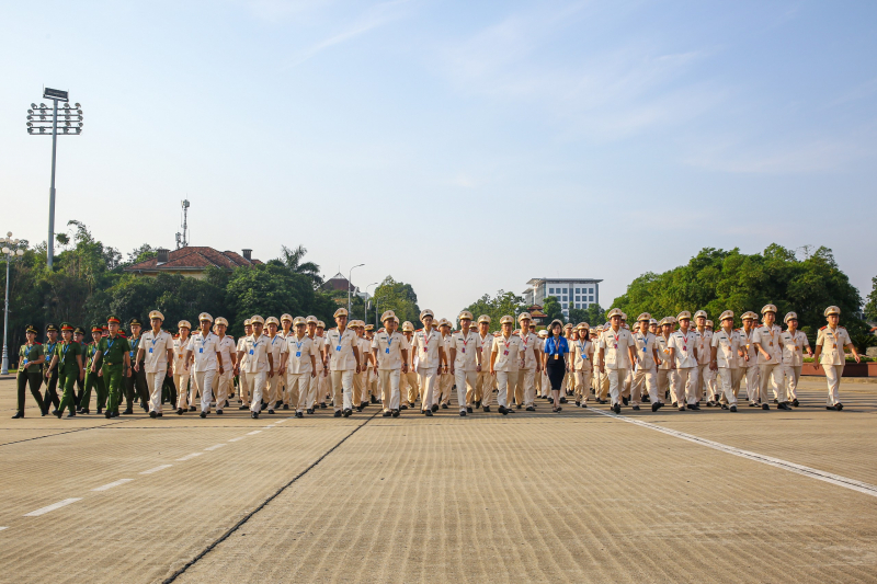 Đoàn đại biểu dự Đại hội Đoàn Thanh niên Bộ Công an lần thứ XXII báo công với Bác -0