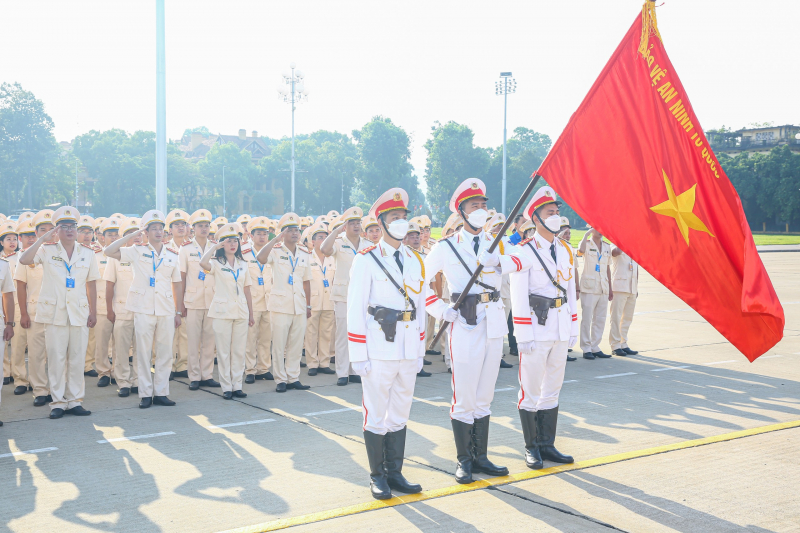 Đoàn đại biểu dự Đại hội Đoàn Thanh niên Bộ Công an lần thứ XXII báo công với Bác -0