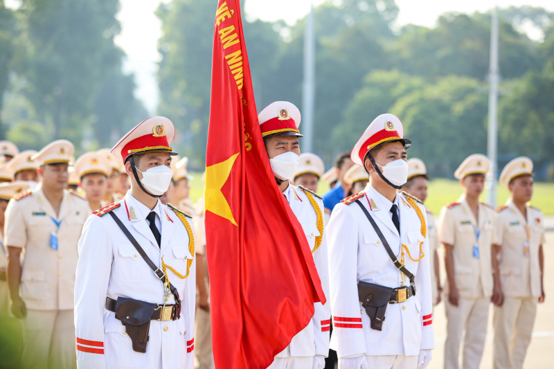 Đoàn đại biểu dự Đại hội Đoàn Thanh niên Bộ Công an lần thứ XXII báo công với Bác -1