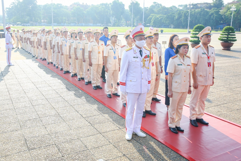 Đoàn đại biểu dự Đại hội Đoàn Thanh niên Bộ Công an lần thứ XXII báo công với Bác -0
