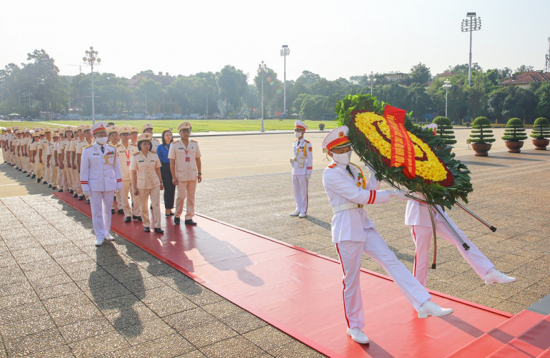 Đoàn đại biểu dự Đại hội Đoàn Thanh niên Bộ Công an lần thứ XXII báo công với Bác -1