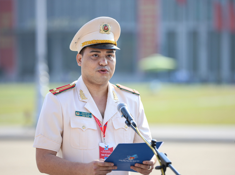 Đoàn đại biểu dự Đại hội Đoàn Thanh niên Bộ Công an lần thứ XXII báo công với Bác -0