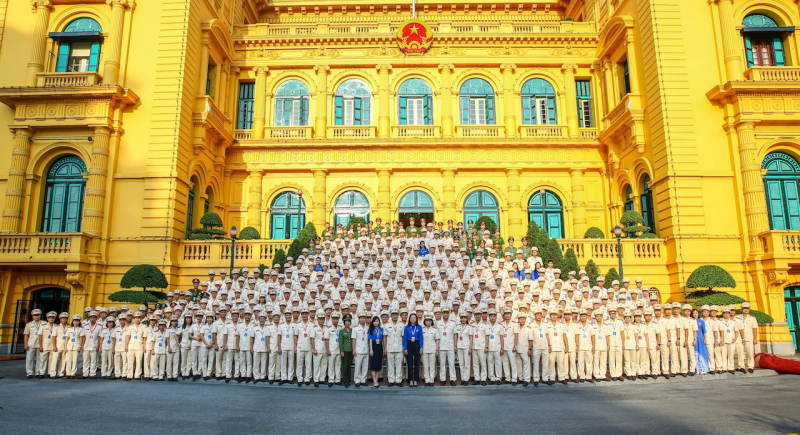 Đoàn đại biểu dự Đại hội Đoàn Thanh niên Bộ Công an lần thứ XXII báo công với Bác -0