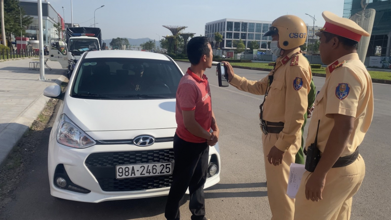 Lái xe vi phạm nồng độ cồn mang theo súng hơi -0