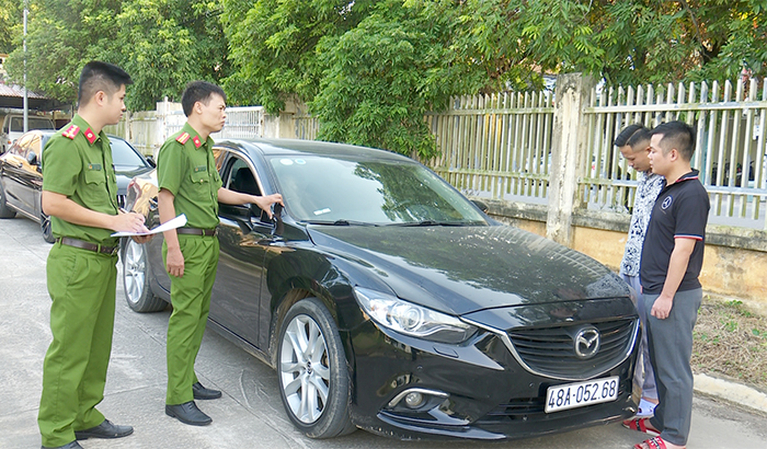 Bắt giữ 2 đối tượng trộm cắp xe ô tô  -0