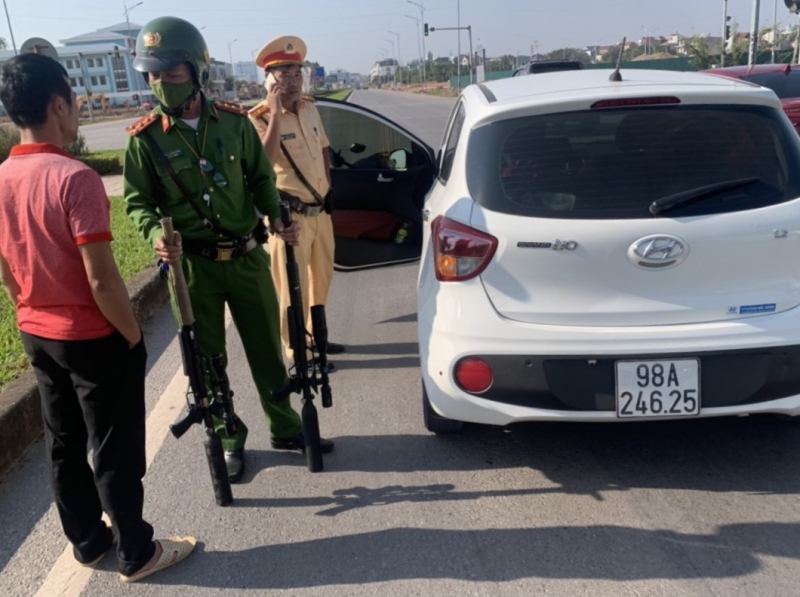 Lái xe vi phạm nồng độ cồn mang theo súng hơi -1