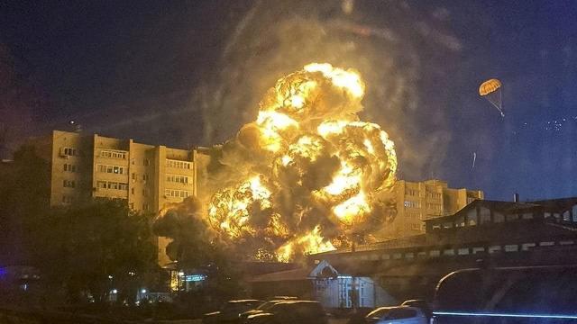 Tiêm kích bom Su-34 Nga rơi xuống chung cư -0