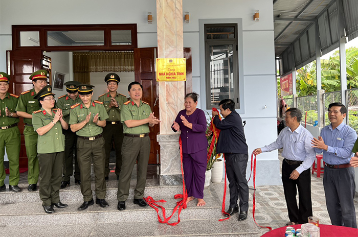 Bàn giao 3 căn nhà tình nghĩa cho gia đình chính sách -0