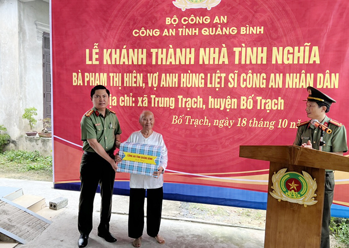 Bàn giao 3 căn nhà tình nghĩa cho gia đình chính sách -0