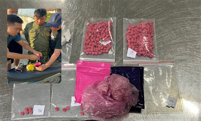 Gã nghiện tàng trữ cả heroin lẫn hồng phiến -0