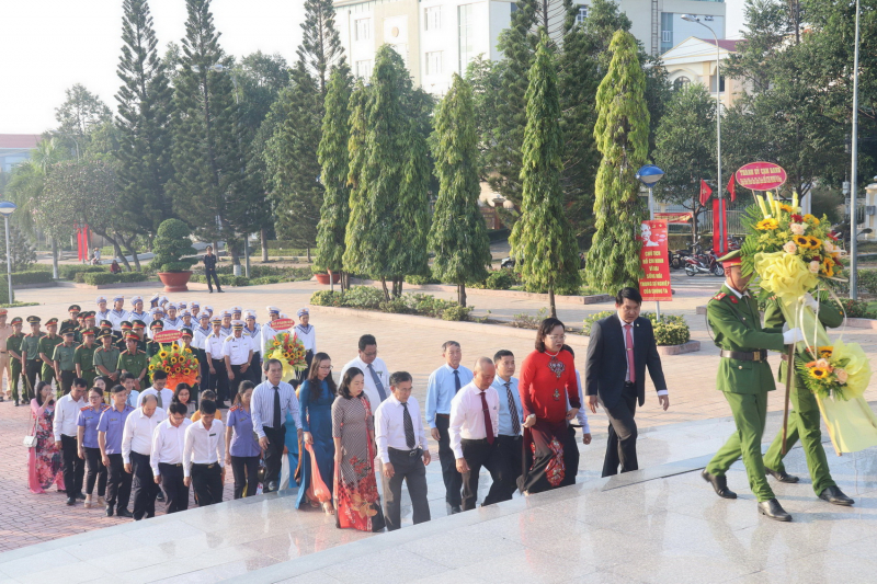 Dâng hương kỷ niệm 76 năm ngày Bác Hồ đến vịnh Cam Ranh  -0