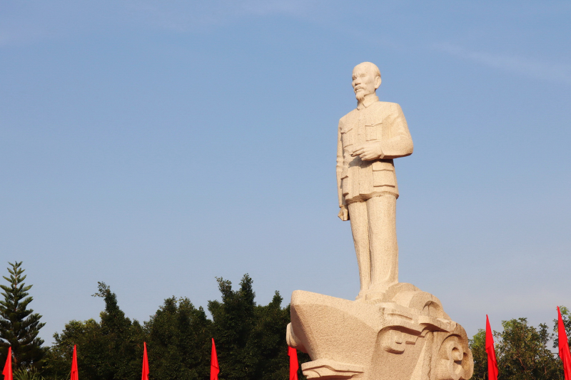 Dâng hương kỷ niệm 76 năm ngày Bác Hồ đến vịnh Cam Ranh  -0