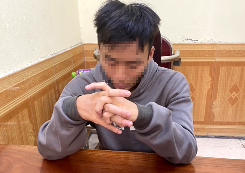 Nửa đêm lọ mọ “đá dế” của đồng nghiệp ở cùng phòng -0