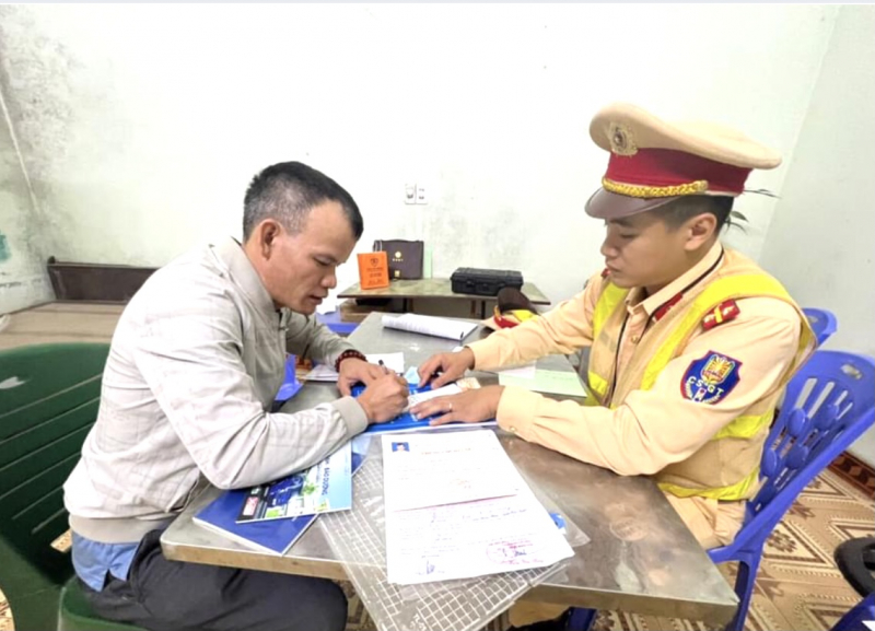 Xử phạt tài xế xe tải không nhường đường cho xe bệnh viện chở bệnh nhân đi cấp cứu -0