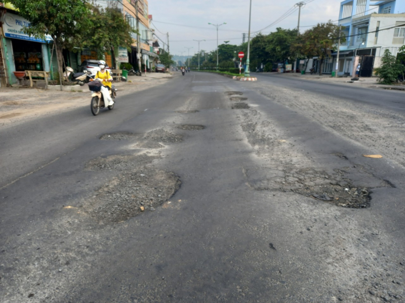 Nhiều “bẫy” giao thông trên một đoạn phố ở nội thành Tuy Hòa -0