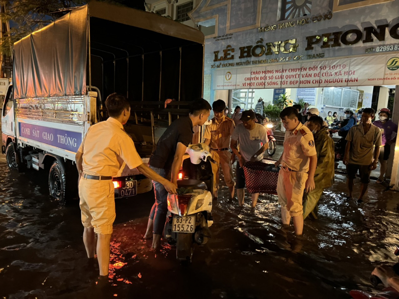 Công an TP Sóc Trăng dùng xe chuyên dụng đưa phụ khuynh, học sinh ra khỏi biển nước -1