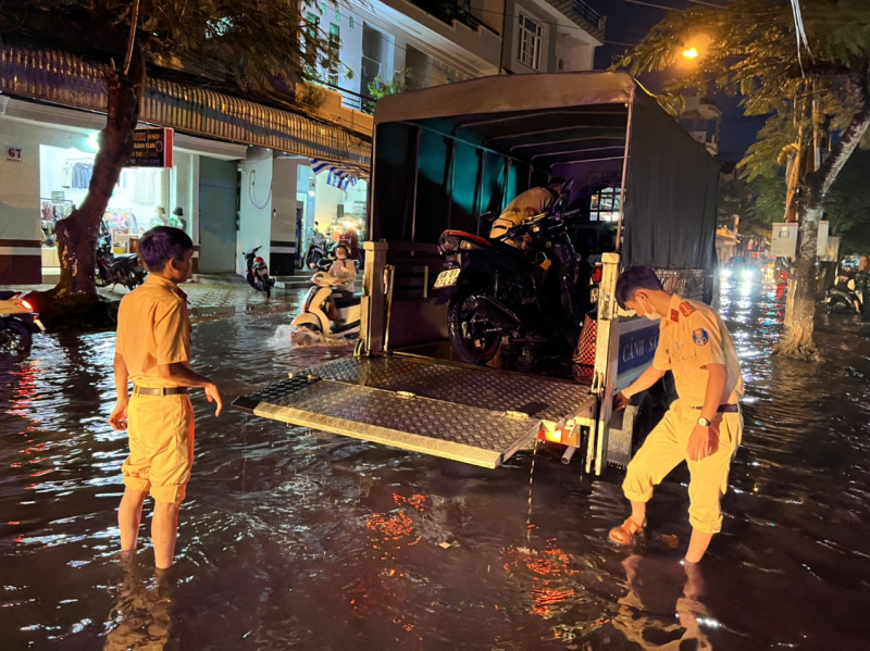 Công an TP Sóc Trăng dùng xe chuyên dụng đưa phụ khuynh, học sinh ra khỏi biển nước -3