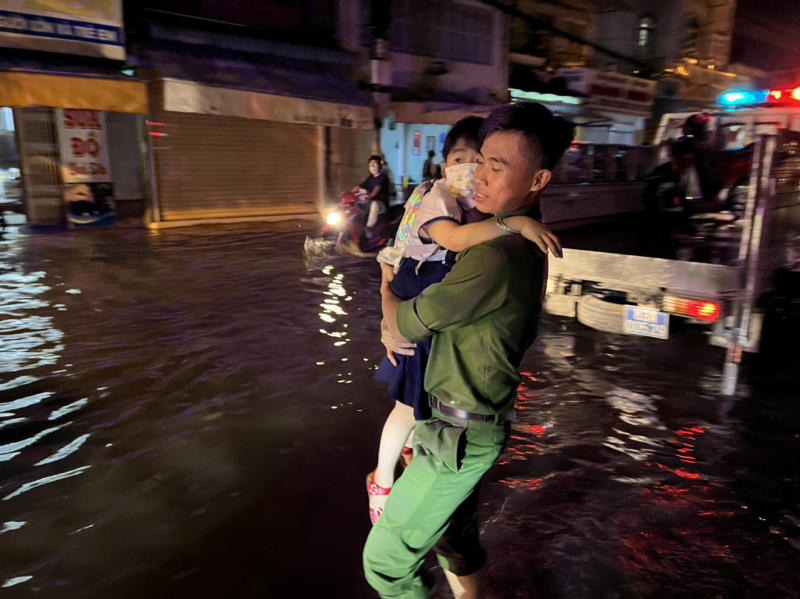 Công an TP Sóc Trăng dùng xe chuyên dụng đưa phụ khuynh, học sinh ra khỏi biển nước -5