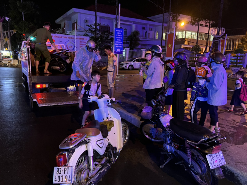 Công an TP Sóc Trăng dùng xe chuyên dụng đưa phụ khuynh, học sinh ra khỏi biển nước -2