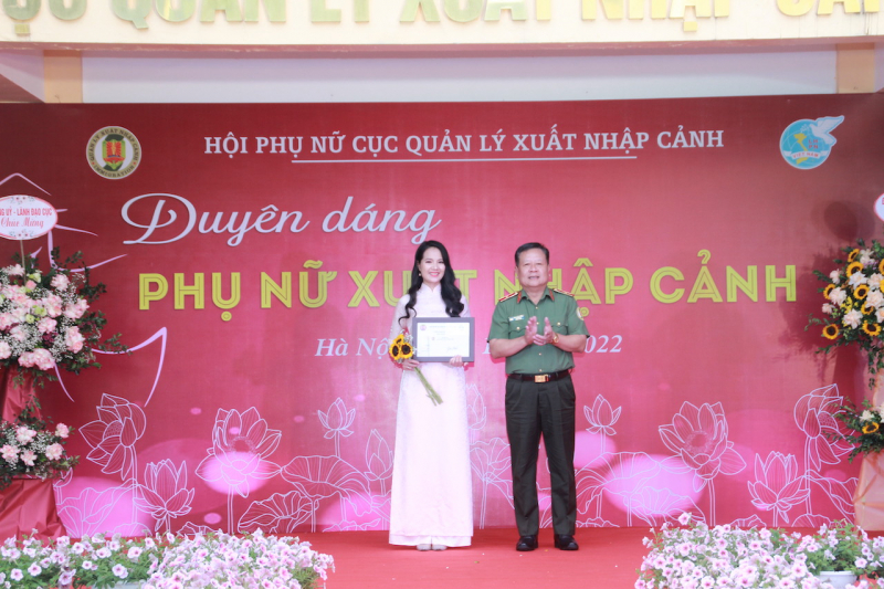 Duyên dáng Phụ nữ xuất nhập cảnh -0