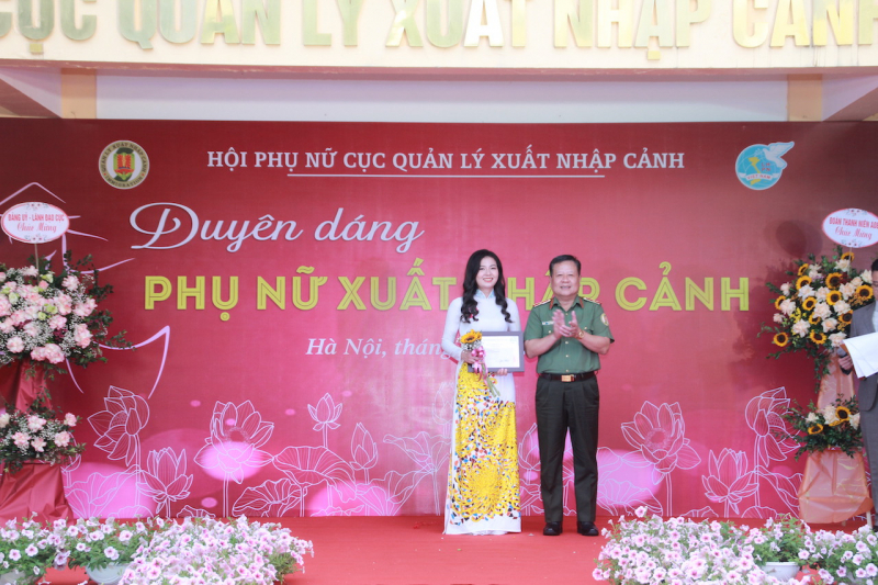 Duyên dáng Phụ nữ xuất nhập cảnh -1