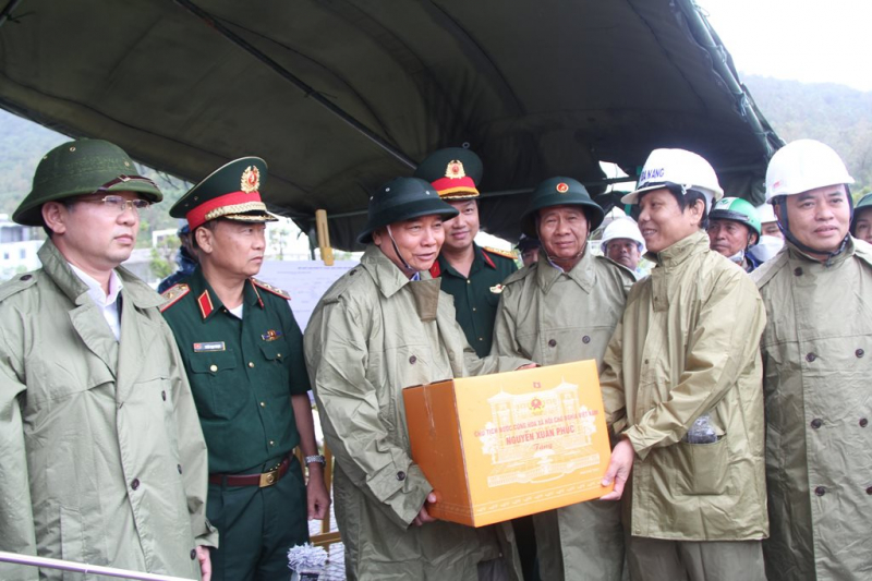 Đà Nẵng: Chủ tịch nước Nguyễn Xuân Phúc thăm hỏi, động viên gia đình bị thiệt hại nặng do mưa lũ tại Đà Nẵng -0