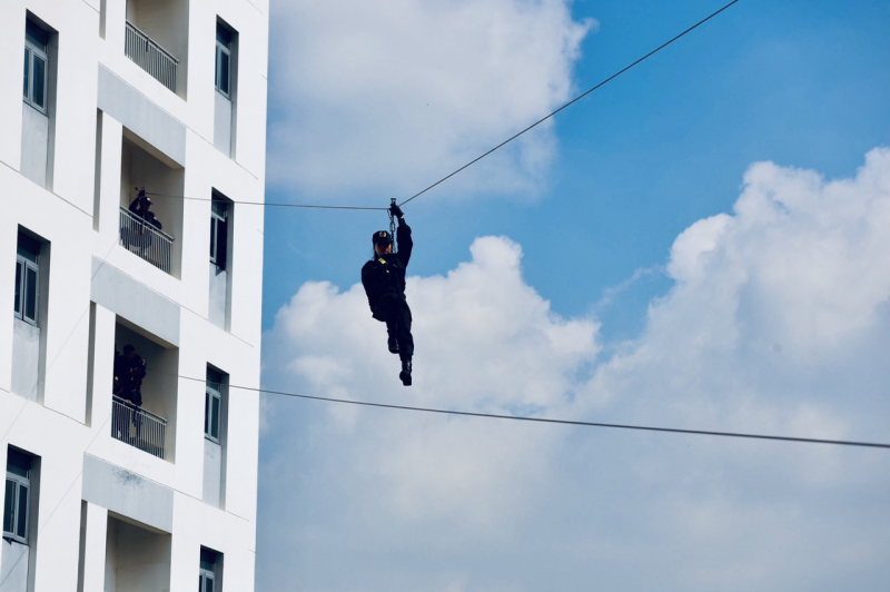 Thót tim xem nữ cảnh sát đặc nhiệm đu dây giữa trời -1