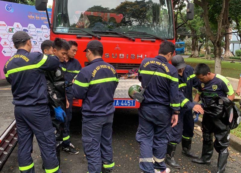 Sinh viên Bách Khoa thở phào khi tổ ong vò vẽ “khủng” được xử lý -0